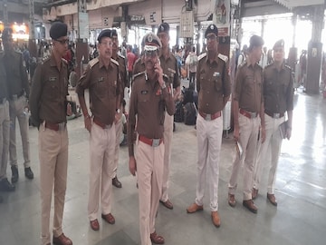 কড়া নিরাপত্তা হাওড়া, শিয়ালদহ স্টেশনে