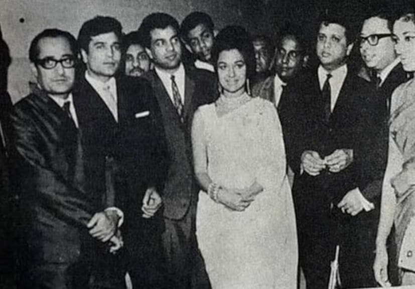 প্রেম, নাটক এবং পর্দায় বাস্তবতা ফুটিয়ে তোলার জন্য ধর্মেন্দ্র ও আশা পারেখ জুটিকে তাদের সময়ের সবচেয়ে জনপ্রিয় জুটিদের মধ্যে একটি করে তুলেছিল। ধর্মেন্দ্রের মৃত্যুতে আশা পারেখ গভীরভাবে শোকাহত। তাঁর প্রিয় সহ-অভিনেতা এবং বন্ধুর মৃত্যুর খবর শুনে তিনি আবেগপ্রবণ হয়ে পড়েন।