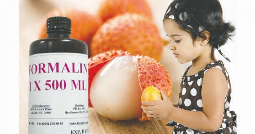 আমরা জানি এক ধরণের অসাধু ব্যবসায়ীরা নিজেদের লাভের জন্য ফরমালিনমুক্ত ফল বলেই বিক্রি করে থাকেন এই রাসায়নিক দেওয়া ফল। সাদা চোখে দেখে বোঝার উপায় থাকে না এই ফলগুলি আদৌ কী পরিমাণ ক্ষতি সাধন করতে পারে আপনার শরীরের জন্য।