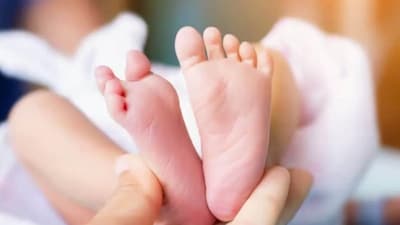 চিকিৎসা না করে ফিরিয়ে দেওয়ার অভিযোগ! দেড় বছরের শিশুর মৃত্যুকে কেন্দ্র করে উত্তেজনা হাসপাতালেরবিবার ভোরে পরিস্থিতি অপ্রত্যাশিত মোড় নেয়। একটি শিশুর কান্নার শব্দে ঘর ভরে যায়, যা নিশ্চিত করে যে বিয়ের মাত্র কয়েক ঘন্টা পরেই কনে একটি সুস্থ কন্যা সন্তানের জন্ম দিয়েছে।