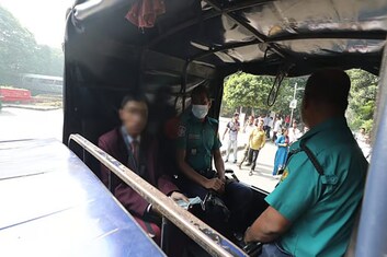 পরনে কোট-প্যান্ট-টাই! লকডাউনের ঢাকায় এক কিশোরকে ঘিরে তোলপাড়! ব্যাগ খুলতেই তোলপাড়