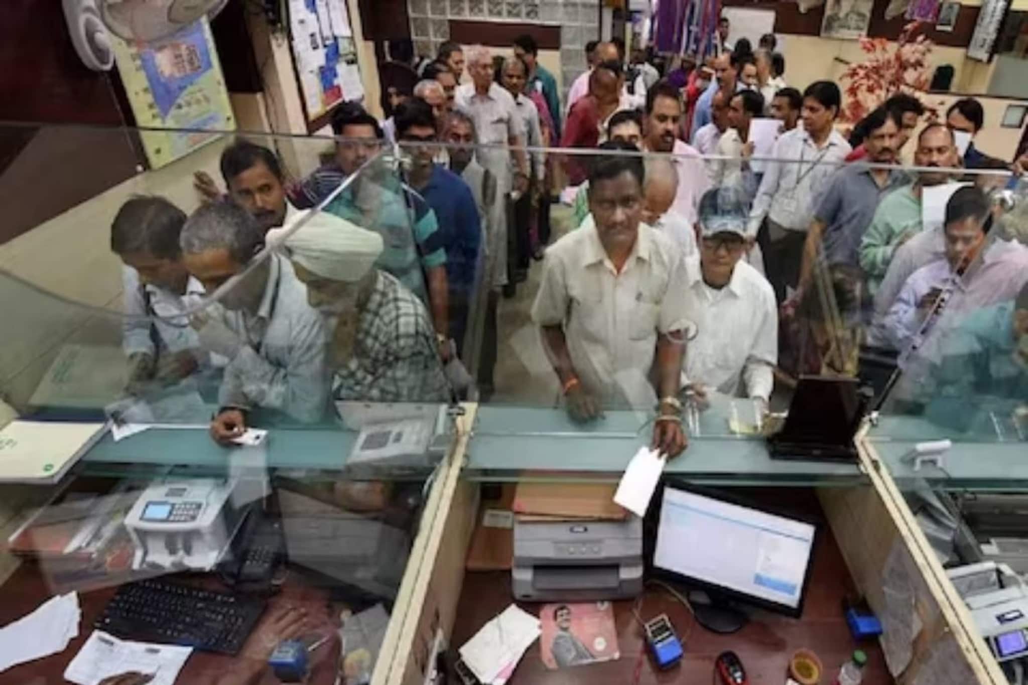 Bank Merger: কোন ব্যাঙ্ক কার সঙ্গে জুড়তে পারে, আপনার কী সুবিধা-অসুবিধা হবে জেনে নিন সেটাও