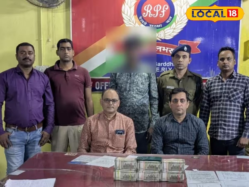 বর্ধমান স্টেশনে এক ব্যক্তির ব্যাগ তল্লাশি করে ১৮ লক্ষ টাকা উদ্ধার করল আরপিএফ। ব্যাগে তল্লাশি চালাতেই মিলল থরে থরে সাজানো ৫০০ টাকার বাণ্ডিল। বর্ধমান স্টেশনের ৫ নম্বর প্লাটফর্ম থেকে ১৮ লক্ষ টাকা-সহ আরপিএফ-এর জালে এক ব্যক্তি। সূত্রের খবর, আটক ব্যক্তির নাম শঙ্কর কোটাল। হুগলির ঠাকুরানিপুর এলাকার বাসিন্দা এই ব্যক্তি। বর্ধমান স্টেশনে এক ব্যক্তির ব্যাগ তল্লাশি করে ১৮ লক্ষ টাকা উদ্ধার করল আরপিএফ। ব্যাগে তল্লাশি চালাতেই মিলল থরে থরে সাজানো ৫০০ টাকার বাণ্ডিল। বর্ধমান স্টেশনের ৫ নম্বর প্লাটফর্ম থেকে ১৮ লক্ষ টাকা-সহ আরপিএফ-এর জালে এক ব্যক্তি। সূত্রের খবর, আটক ব্যক্তির নাম শঙ্কর কোটাল। হুগলির ঠাকুরানিপুর এলাকার বাসিন্দা এই ব্যক্তি।