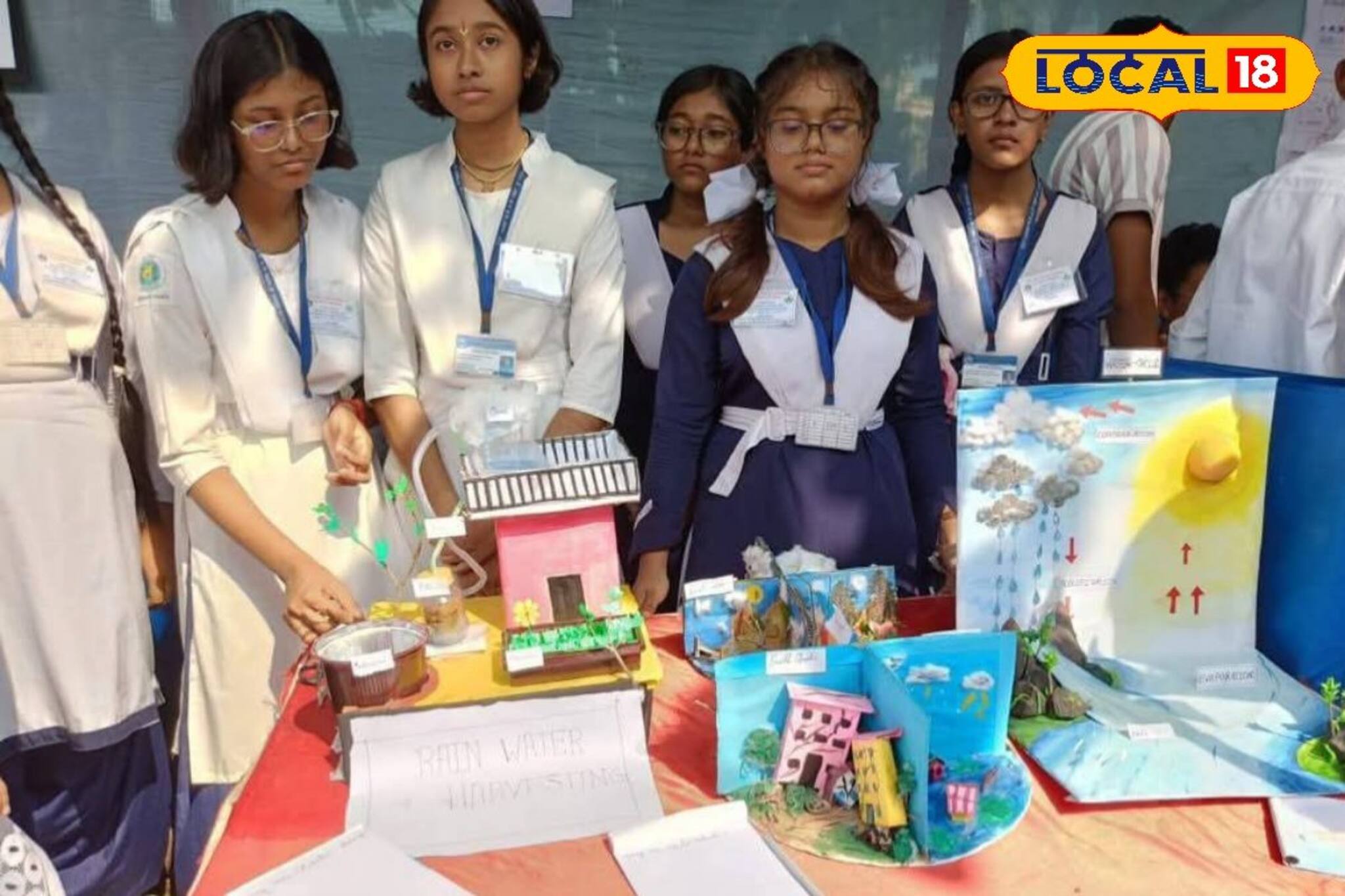 Science Exhibition : গ্রামের ছেলেমেয়েদের চমকে দেওয়া 'ট্যালেন্ট', তৈরি করে দিল স্মার্ট রাস্তার মডেল! দেখে অবাক শিক্ষকরাও