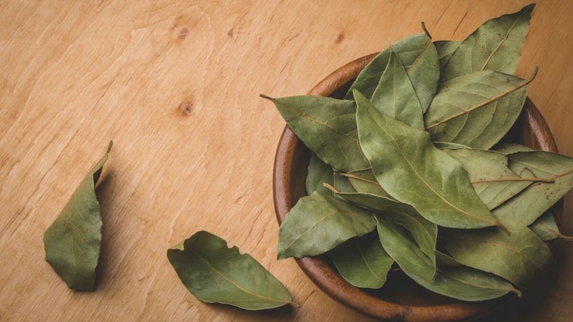 যেমন, এই তেজপাতার গন্ধ উত্তেজনা প্রশমন করে মনকে শান্ত হতে সাহায্য করে। এর ফলে অবসাদ দূর হয়ে মানসিক শান্তি ফিরে আসে।এই কারণেই ধ্যান বা যোগ ব্যয়ামের সময় অনেকে তেজপাতা পোড়া ধোঁয়া ব্যবহার করে থাকেন।