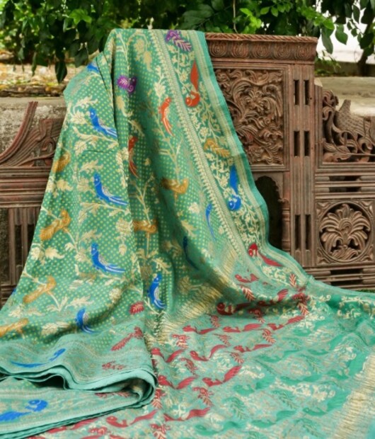 ভারতীয় মহিলাদের কাছে শাড়ি খুবই প্রিয়৷ আর কেনই বা হবে না, মা-দিদিমাদের দেখে ছোট থেকেই মেয়েদের শাড়ি পরার শখ জাগে৷ শাড়ি আমাদের দেশের একটি প্রধান পণ্য। বিভিন্ন রাজ্যে শাড়ি পরার চল রয়েছে৷ সিল্ক এবং বেনারসি শাড়ি চিরকালই প্রিয়। বাঙালি বিয়েতে মেয়েরা বেনারসি পরতে পছন্দ করেন৷ এখন বাজার চলতি অনেক রকম শাড়ি পাওয়া যায়৷ কিভাবে চিনবেন খাঁটি বেনারসি শাড়ি? না হলে দাম দিয়ে কিনে ঠকতে হতে পারে! যাতে নকল কেনা এড়াতে পারেন, সে সম্পর্কে বিস্তারিত তথ্য এখানে দেওয়া হল। ভারতীয় মহিলাদের কাছে শাড়ি খুবই প্রিয়৷ আর কেনই বা হবে না, মা-দিদিমাদের দেখে ছোট থেকেই মেয়েদের শাড়ি পরার শখ জাগে৷ শাড়ি আমাদের দেশের একটি প্রধান পণ্য। বিভিন্ন রাজ্যে শাড়ি পরার চল রয়েছে৷ সিল্ক এবং বেনারসি শাড়ি চিরকালই প্রিয়। বাঙালি বিয়েতে মেয়েরা বেনারসি পরতে পছন্দ করেন৷ এখন বাজার চলতি অনেক রকম শাড়ি পাওয়া যায়৷ কিভাবে চিনবেন খাঁটি বেনারসি শাড়ি? না হলে দাম দিয়ে কিনে ঠকতে হতে পারে! যাতে নকল কেনা এড়াতে পারেন, সে সম্পর্কে বিস্তারিত তথ্য এখানে দেওয়া হল।