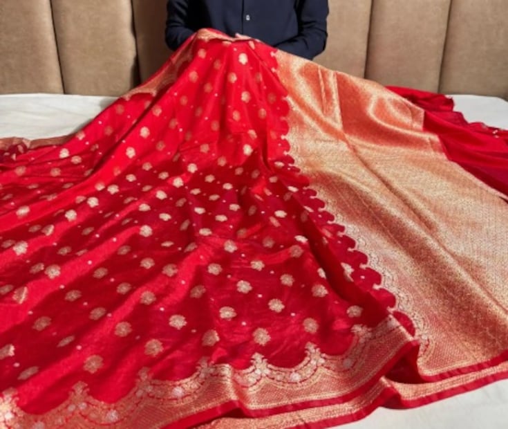 বেনারসি শাড়ি চেনার ৭টি উপায়১. ওজন হাতে বোনা কাপড় এবং জরির কাজের কারণে একটি আসল বেনারসি শাড়ি কিছুটা ভারী হয়। একটি নকল শাড়ি হালকা এবং পাতলা হবে।