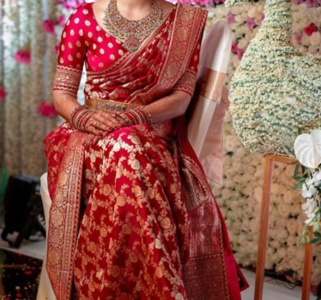 ২. জরির সত্যতা পরীক্ষা করুনখাঁটি বেনারসি শাড়িতে জরি (আসল জরির সুতো) আসল ধাতু দিয়ে তৈরি। নকল শাড়িতে প্লাস্টিক বা সিন্থেটিক সুতো ব্যবহার করা হয়। আসল জরি হালকা আঁচড় দিলে হলুদ বা রুপালী দেখাবে, অন্যদিকে নকল জরিতে প্লাস্টিকের স্তরটি খোসা ছাড়িয়ে যেতে পারে।