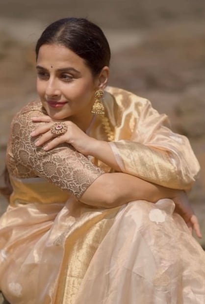 ৩. দাম দেখে অনুমান করুনখাঁটি বেনারসি শাড়ি সস্তা নয়। যদি খুব কম দামে শাড়ি পাওয়া যায়, তাহলে সম্ভবত এটি নকল।