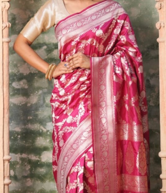 ৪. বুনন প্যাটার্নবেনারসি শাড়ির বুনন অত্যন্ত সূক্ষ্ম এবং জটিল। নকশার বিপরীত দিকে প্যাটার্নটি স্পষ্টভাবে দৃশ্যমান। মেশিনে তৈরি নকল শাড়ির বিপরীত দিকে জটলা বা অসম্পূর্ণ সুতো থাকতে পারে।