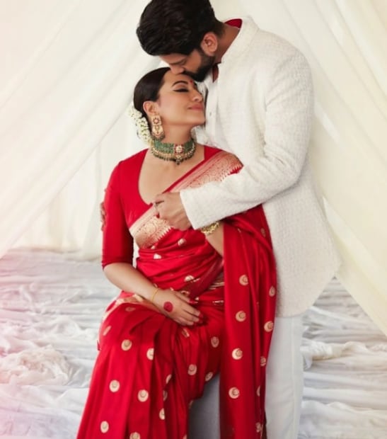 ৬. সিল্ক মার্ক ট্যাগখাঁটি বেনারসি শাড়িতে ভারত সরকার কর্তৃক প্রত্যয়িত সিল্ক মার্ক ট্যাগ থাকে। এটি খাঁটি সিল্কের নিশ্চয়তা দেয়।