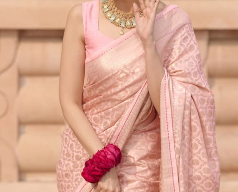 ৭. কেনার সঠিক জায়গাবেনারসি শাড়ি কেনার সময়, নামীদামী দোকান বা সরকারি এম্পোরিয়াম শাড়ি বেছে নিন। অনলাইনে কেনার সময়, ব্র্যান্ড এবং পর্যালোচনাগুলি অবশ্যই দেখে নিন। বেনারসি শাড়ি ভারতীয় ঐতিহ্য এবং সৌন্দর্যের প্রতীক। তাই, কেনার সময় সতর্ক থাকুন এবং আসল এবং নকল শাড়ির মধ্যে পার্থক্য করার জন্য উপরের পদ্ধতিগুলি ব্যবহার করুন। 