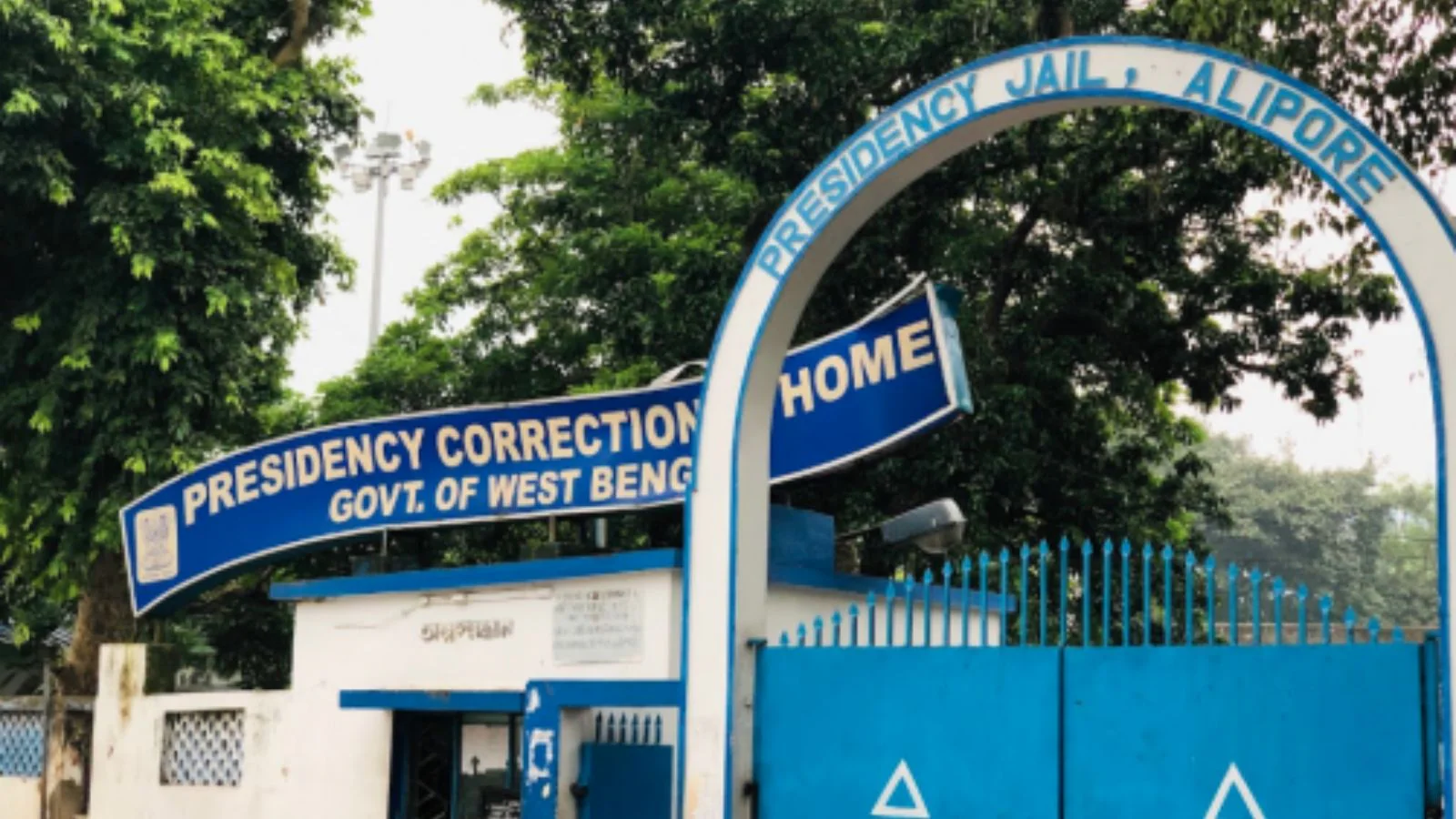 নবম ও দশম শ্রেণী এবং একাদশ ও দ্বাদশ শ্রেণির নিয়োগ মামলায় আলিপুর সিবিআই আদালত থেকেই জামিন পেয়েছেন পার্থ চট্টোপাধ্যায়। ইতিমধ্যে এই দুটি মামলার রিলিজ অর্ডার পৌঁছে গিয়েছে প্রেসিডেন্সি জেল কর্তৃপক্ষের কাছে।