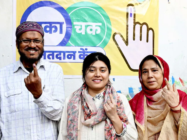 বৈশালী: আরজেডি প্রার্থী রবীন্দ কুমার সিং-এর প্ররোচনায়, লোকজন সিএপিএফ জওয়ানদের উপর পাথর ছুঁড়েছে বলে অভিযোগ ওঠে। অন্যদিকে দারভাঙ্গার সিংহওয়াড়া থানা এলাকার একজন পোলিং এজেন্টকে হুমকি দেওয়া হয় বলেও অভিযোগ। খবর পেয়ে পুলিশ সেখানে পৌঁছয় এবং সেইসময় পুলিশের উপর পাথর ছোঁড়া হয় বলেও অভিযোগ। ঘটনায় আটক করা হয়েছে দুজনকে।