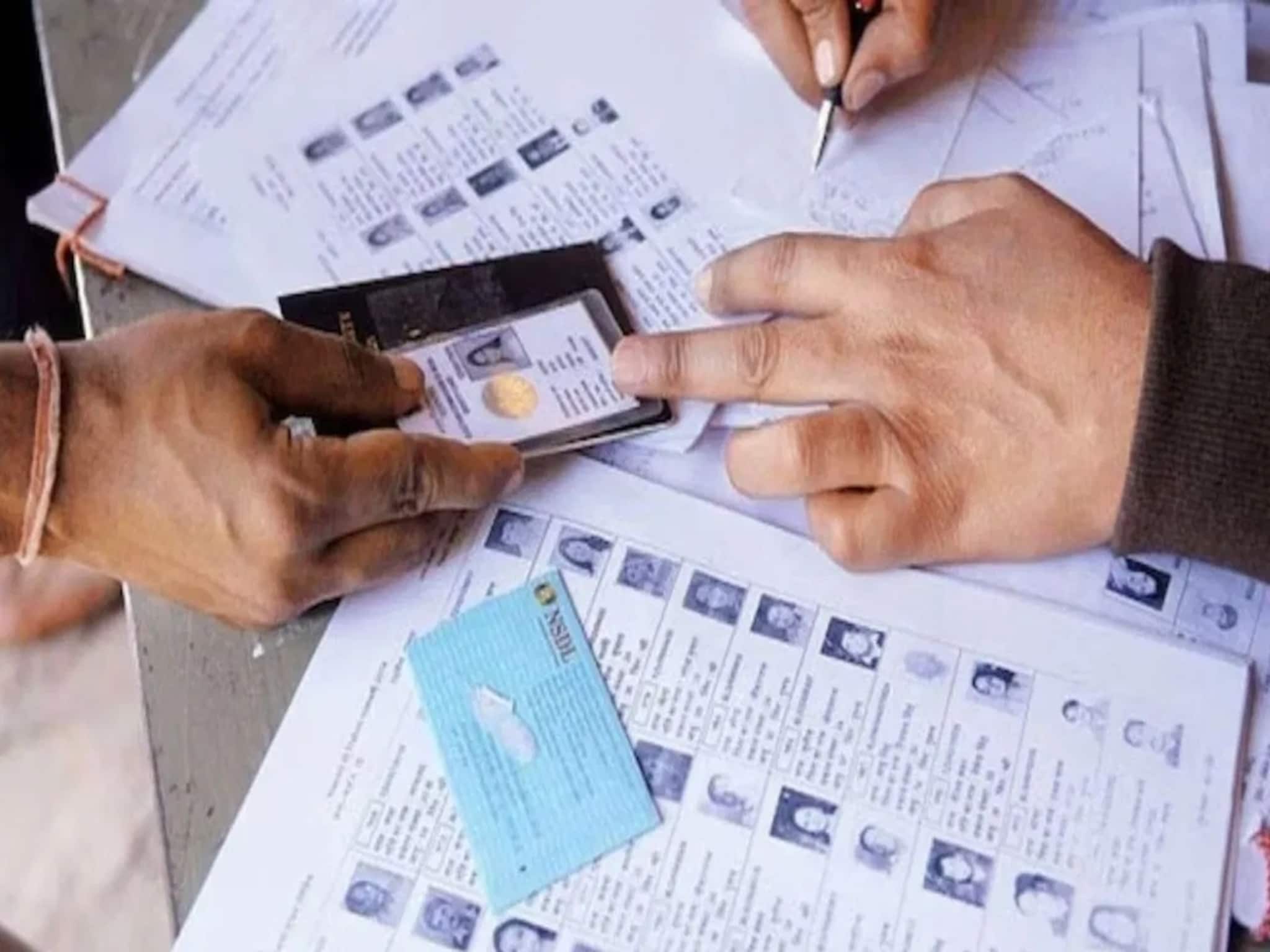 SIR Documents: ভোটার তালিকায় পরিবারের নাম নেই, নথিও নেই? সমাধানের উপায় সম্পর্কে জানুন! এসআইআর-এর সবচেয়ে জরুরি তথ্য