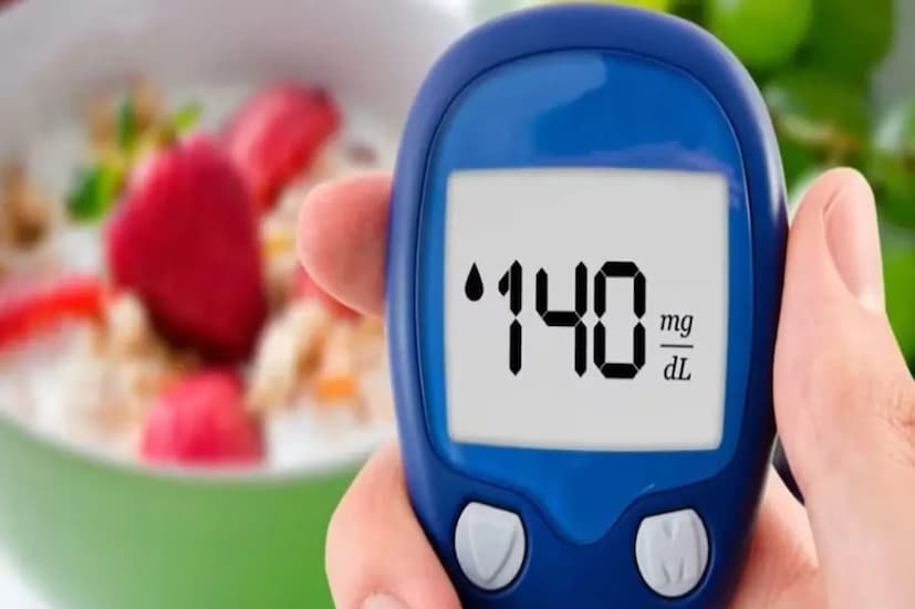 ডায়াবেটিসের জন্য কার্যকর: গিলয় প্রধানত রক্তে শর্করার পরিমাণ কমাতে সাহায্য করে। শরীরে শর্করার মাত্রা নিয়ন্ত্রণ করতে এবং ইনসুলিন হরমোন তৈরি করতেও এটি বিশেষ সহায়তা করে। এই ইনসুলিন টাইপ-২ ডায়াবেটিস রোগীদের জন্য খুবই উপকারী। এর জন্য এক গ্লাস জলে এক চামচ গিলয়ের রস এবং আমলকি মিশিয়ে প্রতিদিন সকালে সেবন করলে উপকার মিলবে।