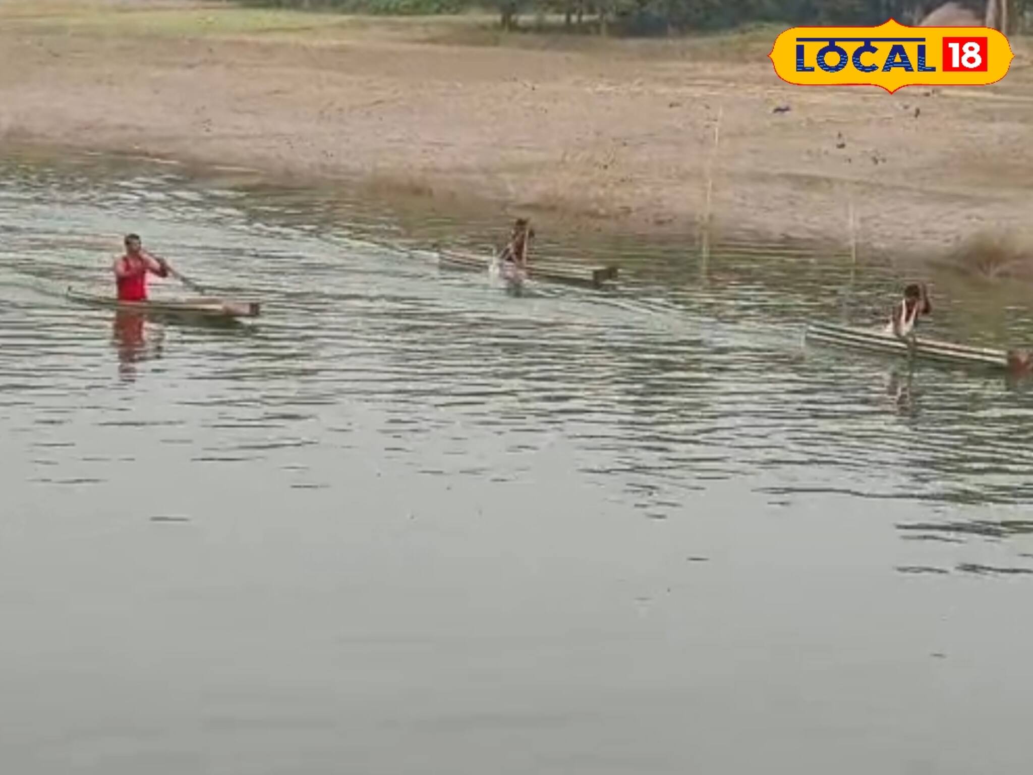 ভৈরব নদীতে ১৩ প্রতিযোগীর জমজমাট বাইচ প্রতিযোগিতা! আলমারি, প্রেসার কুকার পেলেন জয়ীরা