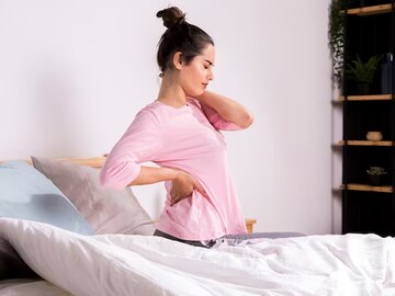 ঘুম থেকে উঠলেই পায়ে ব্যথা! নির্ঘাৎ ভিটামিন বি-১২ কমেছে, ঘাটতি মেটাতে পাতে রাখুন চার ফল