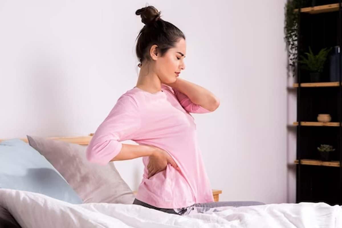 ঘুম থেকে উঠলেই পায়ে ব্যথা! নির্ঘাৎ ভিটামিন বি-১২ কমেছে, ঘাটতি মেটাতে পাতে রাখুন চার ফল