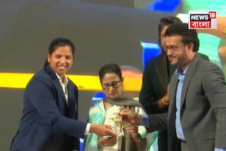 ‘রিচা ইন্ডিয়া ক্যাপ্টেন’- সৌরভ, তুলে দিলেন সোনার স্মারক ৩৪ লক্ষ টাকা, রইল ফটো