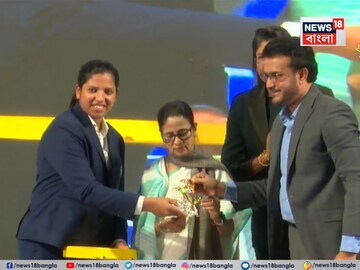 ‘রিচা ইন্ডিয়া ক্যাপ্টেন’- সৌরভ, তুলে দিলেন সোনার স্মারক ৩৪ লক্ষ টাকা, রইল ফটো