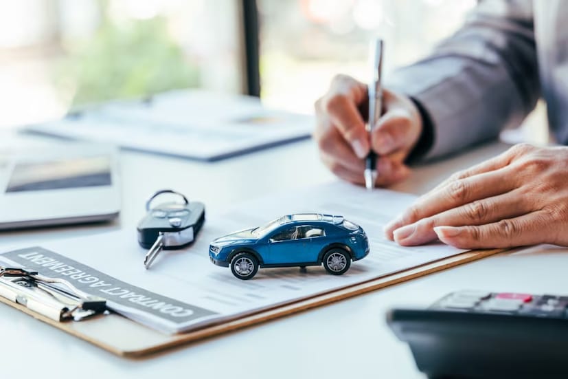 ১. রেজিস্টার শংসাপত্র (RC) হস্তান্তর:
সবচেয়ে গুরুত্বপূর্ণ নথি: নতুন মালিকের কাছে গাড়ির মূল রেজিস্টার শংসাপত্র (RC) হস্তান্তর।