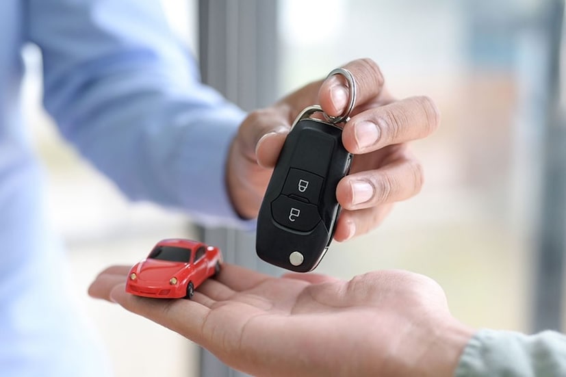 ২. বিক্রয় চুক্তি:
বিক্রেতার সর্বদা ক্রেতার সঙ্গে একটি বিক্রয় চুক্তি বা হলফনামা করা উচিত। এই নথিতে বিক্রয়ের তারিখ, সময় এবং মূল্য স্পষ্টভাবে উল্লেখ করা উচিত এবং উল্লেখ করা উচিত যে এই তারিখের পরে গাড়ির সঙ্গে সম্পর্কিত সমস্ত আইনি এবং আর্থিক দায়িত্ব নতুন ক্রেতার উপর বর্তাবে। সর্বদা এই নথির একটি জেরক্স কপি রাখতে হবে। ভবিষ্যতের যে কোনও বিরোধ বা আইনি পদক্ষেপের বিরুদ্ধে এটি সবচেয়ে গুরুত্বপূর্ণ প্রমাণ হিসেবে কাজ করে।