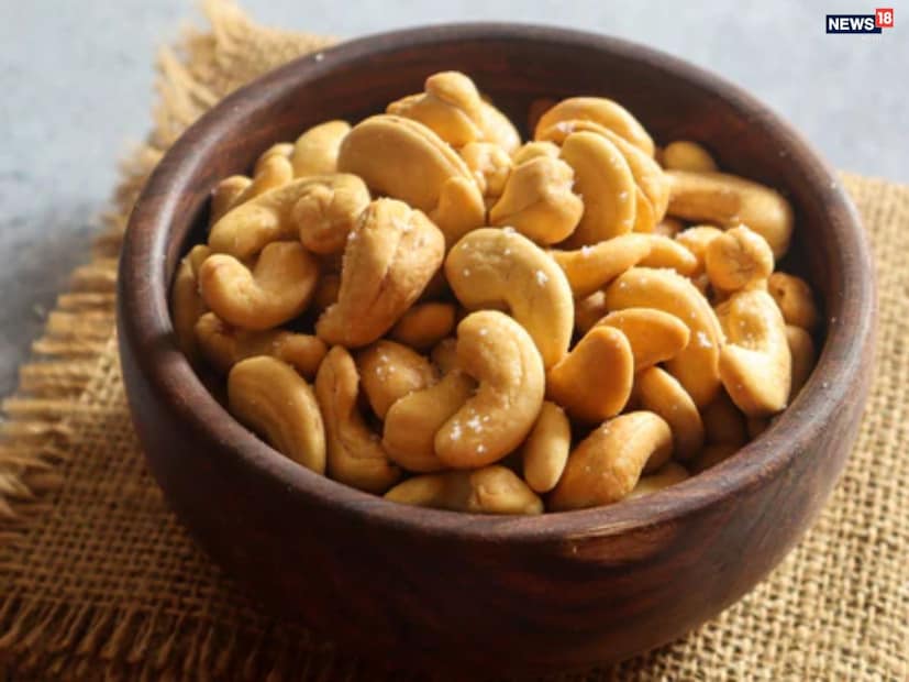 শেষে বিশেষজ্ঞদের সতর্কবার্তা—কাজু খাওয়ার অভ্যাস হৃদ্‌যন্ত্রের যত্নে সাহায্য করতে পারে ঠিকই, তবে এটি কোনও “জাদুর দাওয়াই” নয়। সঠিক ডায়েট, নিয়মিত ব্যায়াম ও পর্যাপ্ত বিশ্রামই হার্টকে রাখবে সুস্থ। ( Disclaimer: এই প্রতিবেদনটি কেবলমাত্র সাধারণ তথ্যের জন্য, তাই বিস্তারিত জানতে হলে সর্বদা বিশেষজ্ঞের পরামর্শ নিন।)