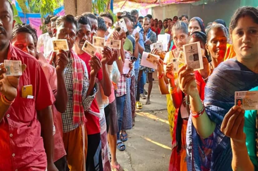 একনজরে প্রথম দফার ভোটের ১২টি বড় ঘটনা:লক্ষীসরাই- উপ-মুখ্যমন্ত্রীর গাড়িতে হামলা। বিজয় সিনহার সঙ্গে আরজেডি এমএলসি অজয় ​​সিংয়ের সংঘর্ষ। পটনা-মানেরে- আরজেডি প্রার্থীর ভাই বীরেন্দ্র তার পরিচয়পত্র পরীক্ষা করার সময় হুমকি দেন নির্বাচনী পরিদর্শককে। 