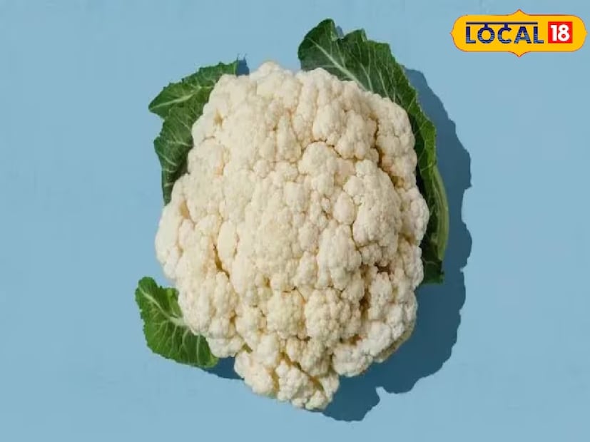 তারপর ফুলকপিগুলোকে একটি ছাঁকনিতে তুলে নিয়ে পরিষ্কার জল দিয়ে দু’তিনবার ধুয়ে নাও। এতে হলুদ-লবণের অংশও উঠে যাবে এবং ফুলকপি একেবারে ঝকঝকে পরিষ্কার হয়ে যাবে।