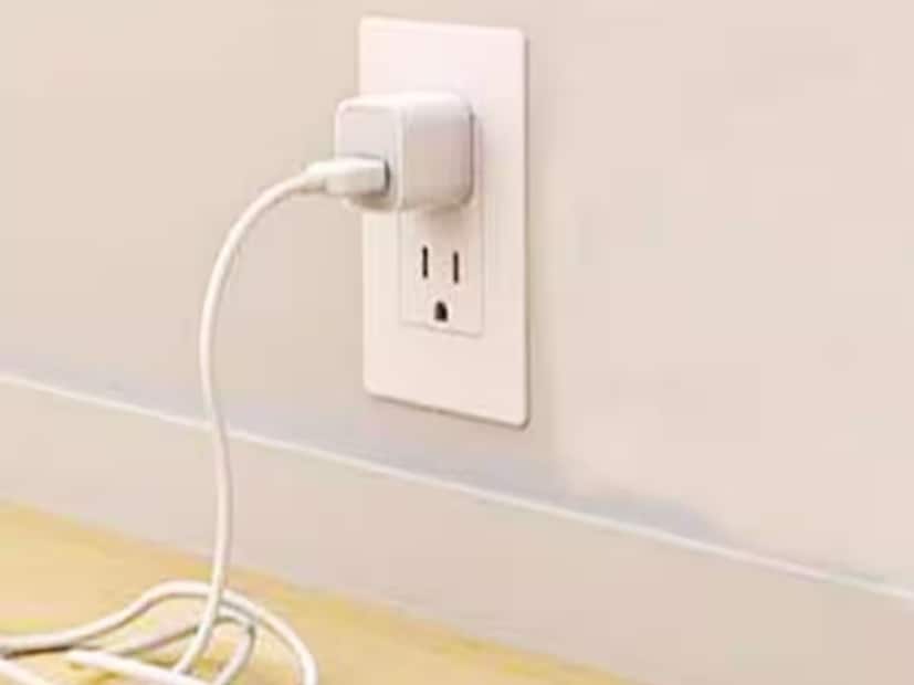 এই সমস্যার মুখে নতুন ফোন কিনেও পড়েছেন অনেকে! তা বলে তাকে স্বাভাবিক তকমা দেওয়া যায় না। মোবাইল ফোন এবং তার চার্জার অতিরিক্ত গরম হওয়া কেবল অসুবিধারই বিষয় নয়; এটি একটি গুরুতর নিরাপত্তা ঝুঁকিও বটে। বিশেষজ্ঞরা বার বার সতর্ক করে দিয়েছেন যে নকল এবং নিম্নমানের চার্জারে বাজার ছেয়ে যাওয়া কেবল ডিভাইসের স্থায়িত্বকেই হুমকির মুখে ফেলে না, তা একই সঙ্গে আগুন এবং বৈদ্যুতিক শকও সৃষ্টি করতে পারে। তাই চার্জার আসল কী নকল সেটা জেনে রাখা গ্রাহকদের জন্য একটি গুরুত্বপূর্ণ বিষয়। এই সমস্যার মুখে নতুন ফোন কিনেও পড়েছেন অনেকে! তা বলে তাকে স্বাভাবিক তকমা দেওয়া যায় না। মোবাইল ফোন এবং তার চার্জার অতিরিক্ত গরম হওয়া কেবল অসুবিধারই বিষয় নয়; এটি একটি গুরুতর নিরাপত্তা ঝুঁকিও বটে। বিশেষজ্ঞরা বার বার সতর্ক করে দিয়েছেন যে নকল এবং নিম্নমানের চার্জারে বাজার ছেয়ে যাওয়া কেবল ডিভাইসের স্থায়িত্বকেই হুমকির মুখে ফেলে না, তা একই সঙ্গে আগুন এবং বৈদ্যুতিক শকও সৃষ্টি করতে পারে। তাই চার্জার আসল কী নকল সেটা জেনে রাখা গ্রাহকদের জন্য একটি গুরুত্বপূর্ণ বিষয়।