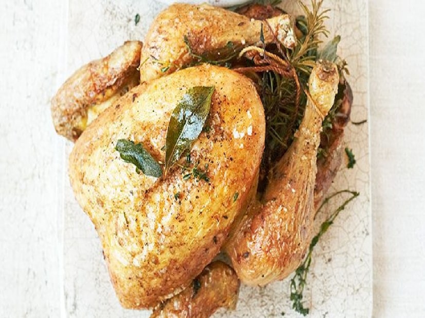 *কিভাবে দীর্ঘ সময়ের জন্য মুরগি সংরক্ষণ করবেন? যদি আপনার দীর্ঘ সময়ের জন্য মুরগি সংরক্ষণের প্রয়োজন হয়, তাহলে এটি ফ্রিজে নয়, একটি ডিপ ফ্রিজে সংরক্ষণ করুন। ফ্রিজারের তাপমাত্রা -১৮°C বা তার কম হওয়া উচিত। এটি ৯-১২ মাস ধরে নিরাপদ রাখে। ছোট ছোট কাটা ৬-৮ মাস ধরে চলবে। যদি বায়ুরোধী ব্যাগে প্যাক করে সিল করা হয়, তাহলে এটি আরও বেশি সময় ধরে চলবে। হিমায়িত করা ব্যাকটেরিয়ার বৃদ্ধি রোধ করে এবং মুরগির পচন রোধ করে। কিন্তু মনে রাখবেন, গলানোর পরপরই এটি ব্যবহার করুন।