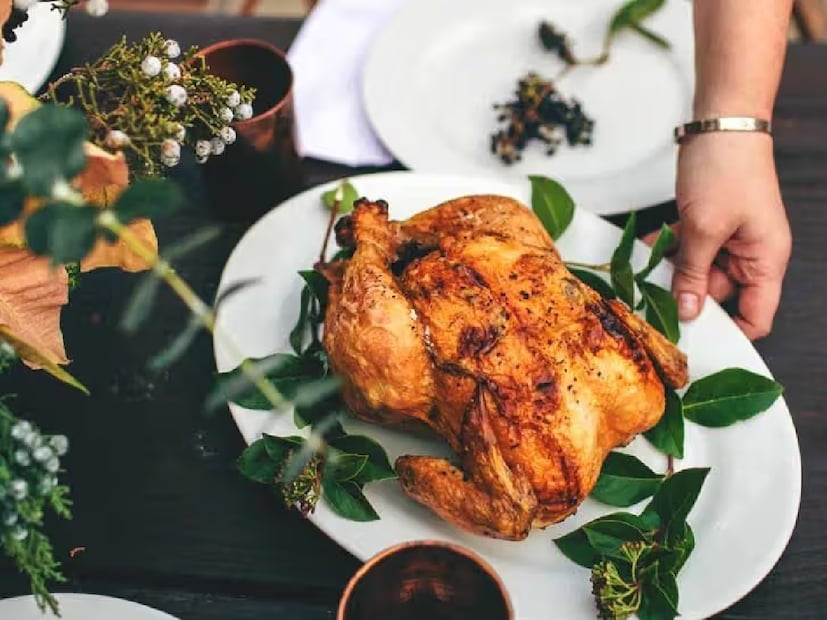 *কাঁচা মুরগি একটি অত্যন্ত পচনশীল পণ্য। যদি ফ্রিজে সংরক্ষণ করা হয়, অর্থাৎ ৪ ডিগ্রি সেলসিয়াসের কম তাপমাত্রায়, তবে এটি মাত্র ১-২ দিনের জন্য খাওয়া নিরাপদ। এরপরে, ব্যাকটেরিয়া দ্রুত বৃদ্ধি পেতে শুরু করে, যা পুঙ্খানুপুঙ্খভাবে রান্না করার পরেও শরীরের ক্ষতি করতে পারে। যদি মুরগি তাজা না হয় বা আগে থেকে কেটে প্যাকেজ করা হয়, তবে শেল্ফ লাইফ আরও কম হয়। অতএব, এটি কেনার ২৪-৪৮ ঘণ্টার মধ্যে রান্না করার চেষ্টা করুন।