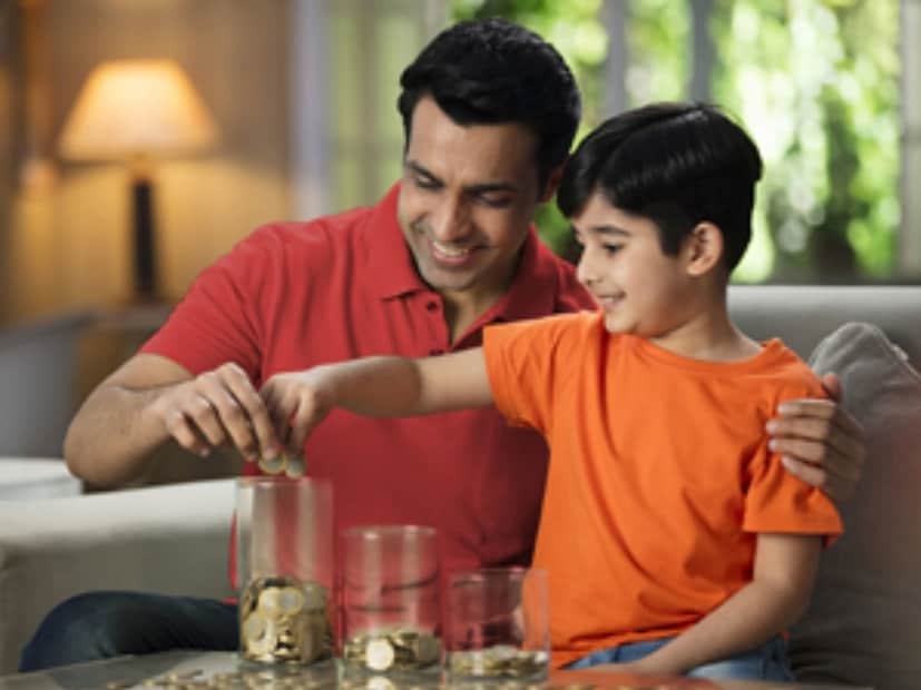 সন্তানের জন্য মিউচুয়াল ফান্ড বিনিয়োগবাবা মায়েরা মিউচুয়াল ফান্ড স্কিমগুলিতে বিনিয়োগের জন্য শিশুকে ডিম্যাট অ্যাকাউন্ট খুলতে সাহায্য করতে পারেন। অভিভাবক সিস্টেম্যাটিক ইনভেস্টমেন্ট প্ল্যান (SIP) সেট আপ করতে পারেন এবং তাঁদের সন্তানদের হয়ে মিউচুয়াল ফান্ড বিনিয়োগ পরিচালনা করতে পারেন। তবে, মিউচুয়াল ফান্ড বিনিয়োগের জন্য অর্থ অবশ্যই সন্তানের ব্যাঙ্ক অ্যাকাউন্ট থেকে দিতে হবে।

বিনিয়োগ থেকে একজন নাবালকের অর্জিত আয়, যেমন মূলধন লাভ এবং লভ্যাংশ, সাধারণত উচ্চ উপার্জনকারী পিতামাতার আয়ের সঙ্গে একত্রিত হয়। এই সম্মিলিত আয়ের উপর কর প্রদানের দায়িত্ব অভিভাবকের। সন্তানের ১৮ বছর পূর্ণ হলে অ্যাকাউন্টটি নতুন KYC ডকুমেন্টেশন সহ একটি পৃথক অ্যাকাউন্টে রূপান্তর করতে হবে।