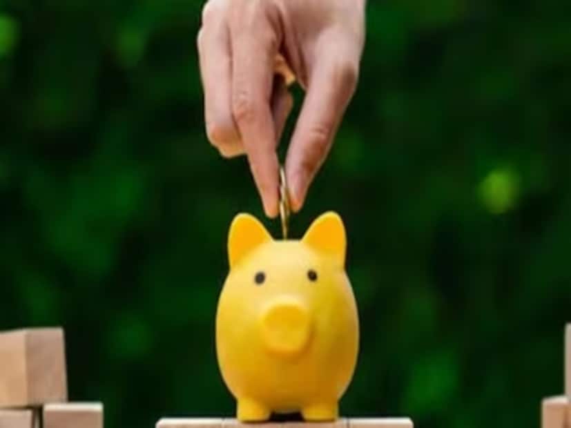 SIP কর্মক্ষমতা: ছোট পরিমাণকে কোটিতে রূপান্তরএই তহবিলের SIP রিটার্নও চিত্তাকর্ষক ছিল। শুরু থেকে ১০,০০০ টাকার মাসিক SIP মোট বিনিয়োগ হত ২৯ লাখ টাকা, যা ৩১ অক্টোবর, ২০২৫ তারিখের মধ্যে ২.২ কোটি টাকায় উন্নীত হয়েছে। ১৫ বছরের সময়কালে ১৮ লাখ টাকার বিনিয়োগ বেড়ে ৫৫.৪ লাখ টাকা হত, যা ১৩.৭৬ শতাংশ রিটার্ন প্রতিফলিত করে।

তুলনামূলকভাবে, একই সময়কালে এর বেঞ্চমার্ক মাত্র ১১.৮৮ শতাংশ প্রদান করেছে। উল্লেখযোগ্যভাবে, গত এক, তিন এবং পাঁচ বছরে তহবিলটি ধারাবাহিকভাবে তার বেঞ্চমার্ককে ছাড়িয়ে গিয়েছে।