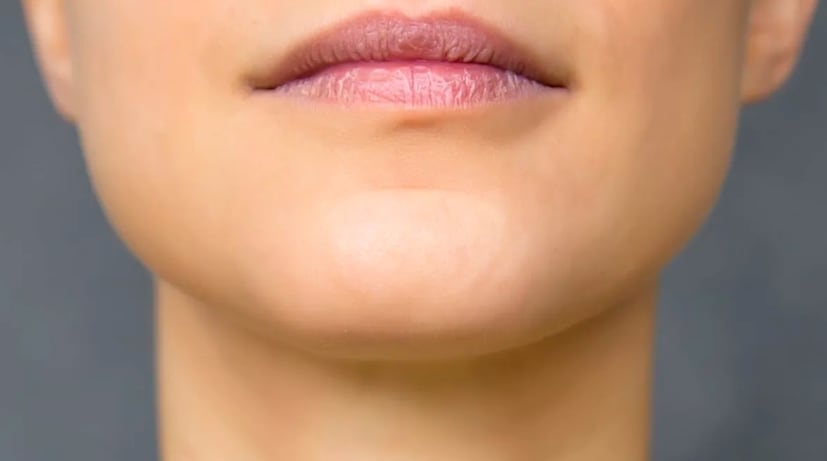 যাদের চিবুক সোজা হয়, তারা দৃঢ়চেতা এবং আত্মবিশ্বাসী। নিজের মনের কথা বলতে এবং তার পক্ষে দাঁড়াতে আপনি ভয়ও পান না। কোনও পার্টি বা সামাজিকীকরণ, মানুষের সঙ্গে মেলামেশা এবং নতুন বন্ধু তৈরি করতে উপভোগ করেন। আপনি খুব ক্যারিশম্যাটিক হতে পারেন। মানুষকে আকর্ষণ করার এবং তাদের স্বাচ্ছন্দ্য বোধ করার স্বাভাবিক ক্ষমতা আপনার মধ্যে রয়েছে। 