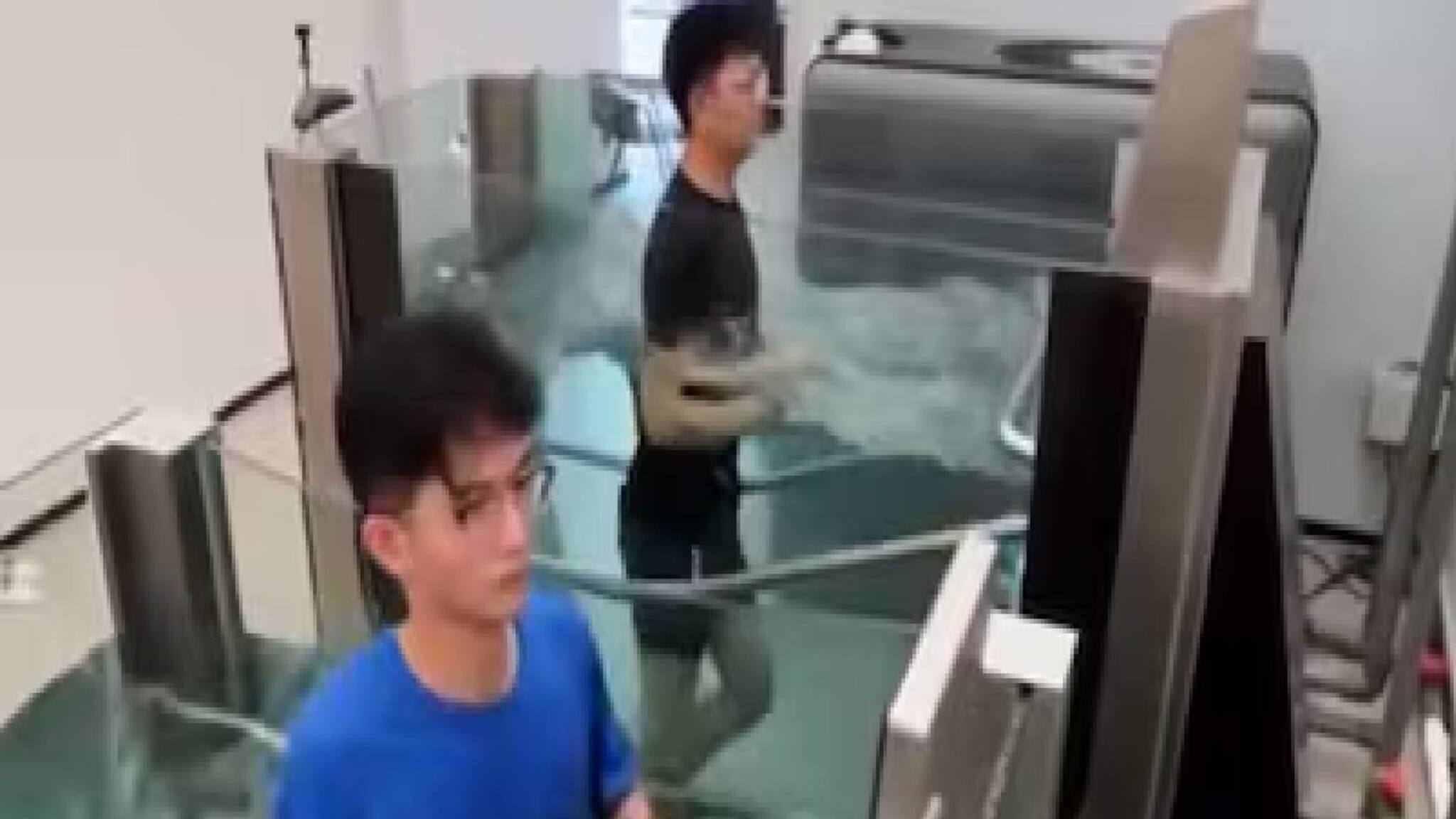 ‘দৌড়তে দৌড়তে কি প্রস্রাব করা যায়?’ চিনের আন্ডারওয়াটার ট্রেডমিল ভিডিও ভাইরাল, নেটপাড়ার প্রশ্ন ‘ওরা কি সাঁতার জানে না?’