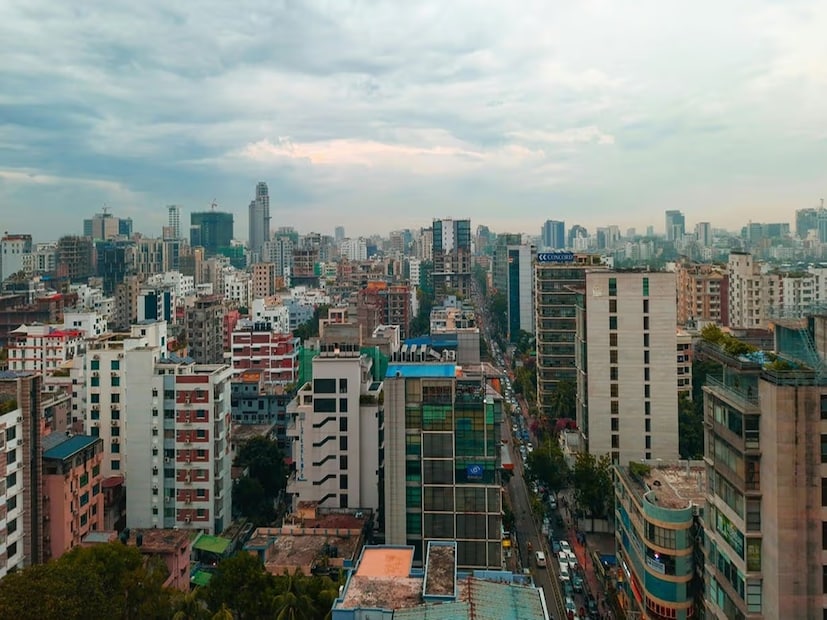 ২০০০ সালের পর টোকিওর তুলনায় জাকার্তার জনসংখ্যা ৫ গুণ হারে এবং ঢাকা জনসংখ্যা ৭ গুণ হারে বৃদ্ধি পেয়েছে। জাতিসংঘের প্রতিবেদনে আরও বলা হয়েছে, বর্তমানে এক কোটির বেশি জনসংখ্যা রয়েছে, বিশ্বে এমন মেগা সিটির সংখ্যা বেড়ে ৩৩ হয়েছে। ১৯৭৫ সালে বিশ্বে মাত্র ৮টি মেগা সিটি ছিল। অর্থাৎ মেগা সিটি বেড়ে চার গুণ হয়েছে।