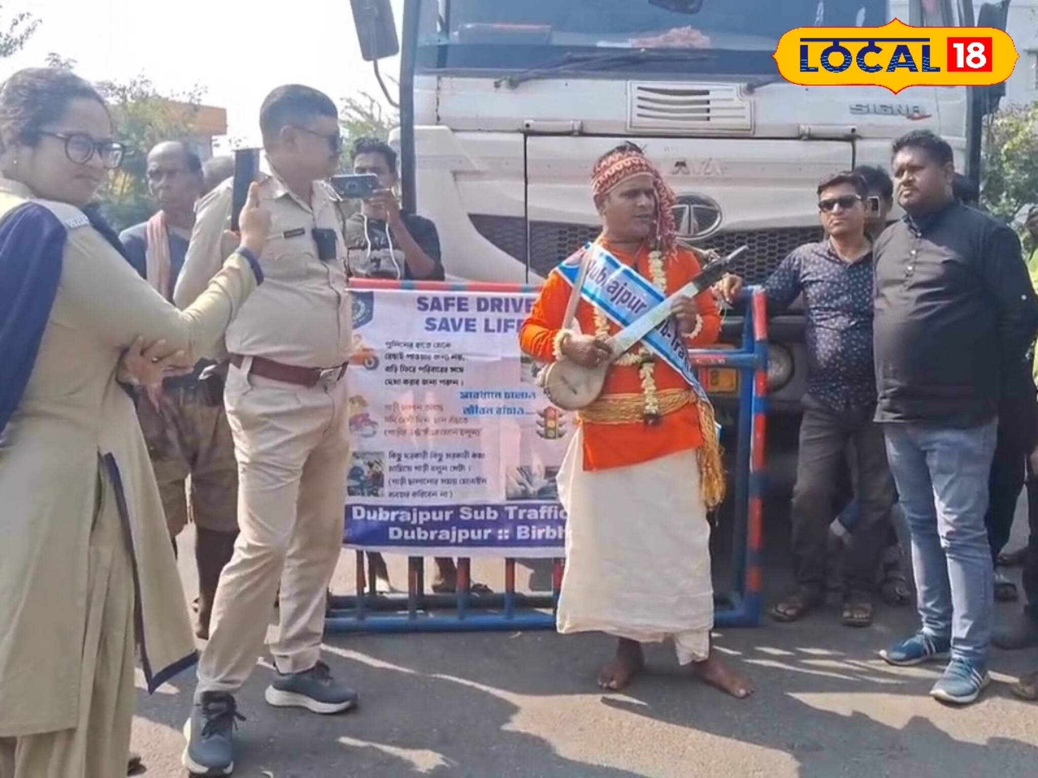 বাউল বেশে সিভিক ভলান্টিয়ার, ধরলেন সাড়া ফেলে দেওয়া গান! মন ভাল করা ব্যতিক্রমী দৃশ্য বীরভূমে