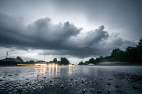 এখনও রোদের দেখা নেই! সপ্তাহান্তে বজ্রবিদ্যুৎ-সহ বিক্ষিপ্ত বৃষ্টি কোন কোন জেলায়?