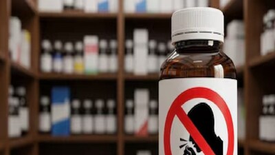 ট্রাভেল ব্যাগে ভরে...নিষিদ্ধ কাশির সিরাপ পাচারের অভিযোগ! চাপড়ায় গ্রেফতার ১