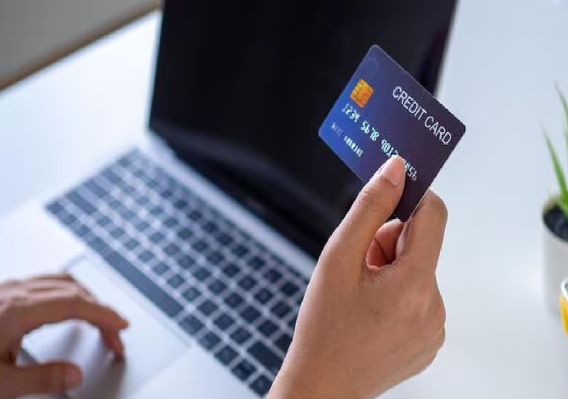 ব্যাঙ্কগুলির গ্রাহকদের আগেভাগে জানাতে হবে—কোনও পরিবর্তন হলে তার অন্তত এক মাস আগে লিখিত নোটিস দিতে হবে। এছাড়া, অনলাইন লেনদেনের নিরাপত্তা বাড়াতে টু-ফ্যাক্টর অথেনটিকেশন বাধ্যতামূলক করা হয়েছে।