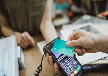 ক্রেডিট কার্ডের 'লেট ফি' থেকে স্বস্তি! নতুন RBI নিয়মে বদল আসছে বিল পেমেন্টে, জানুন কী ভাবে ক্রেডিট কার্ডের 'লেট ফি' থেকে স্বস্তি! নতুন RBI নিয়মে বদল আসছে বিল পেমেন্টে, জানুন কী ভাবে