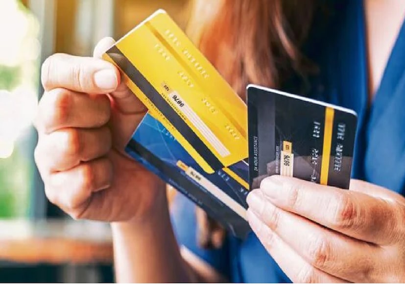 নতুন নিয়ম অনুযায়ী, বিলের নির্ধারিত তারিখের পর কমপক্ষে তিন দিন পর্যন্ত ‘গ্রেস পিরিয়ড’ থাকবে। এই সময়সীমার মধ্যে বিল পরিশোধ করলে কোনও অতিরিক্ত লেট ফি ধার্য করা যাবে না। তাছাড়া, যে পরিমাণ টাকা বকেয়া থাকবে, লেট ফি তার অনুপাতে ধার্য করা হবে — অর্থাৎ অযৌক্তিক বা অতিরিক্ত চার্জ নেওয়া যাবে না।