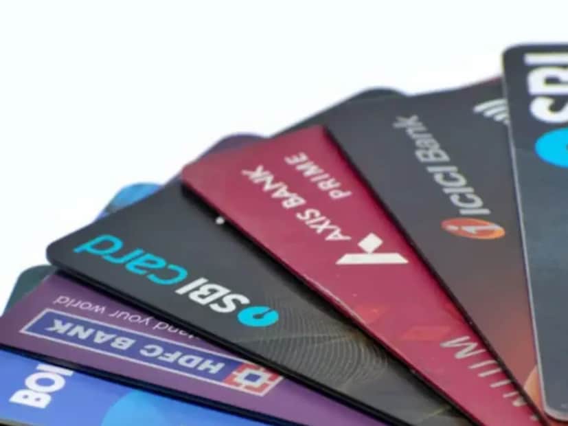 কেন ক্রেডিট কার্ড থেকে ব্যাঙ্ক অ্যাকাউন্টে টাকা ট্রান্সফার করা উচিত নয়?উচ্চতর ফি: ক্রেডিট কার্ড থেকে ব্যাঙ্ক অ্যাকাউন্ট ট্রান্সফার নগদ অগ্রিম হিসাবে বিবেচিত হয়। ফি ২.৫% থেকে ৩% পর্যন্ত হতে পারে।
উচ্চ সুদের হার: সুদ তাৎক্ষণিকভাবে জমা হতে শুরু করে, কোনও অতিরিক্ত সময়কাল ছাড়াই। এই হার নিয়মিত ক্রয়ের চেয়ে বেশি।
ক্রেডিট স্কোরের উপর খারাপ প্রভাব: ঘন ঘন নগদ অগ্রিম ঋণ গ্রহণ ক্রেডিট ব্যবহারের অনুপাত বৃদ্ধি করে। এটি আর্থিক চাপের লক্ষণ হিসাবে বিবেচিত হতে পারে এবং স্কোর কমিয়ে দিতে পারে।