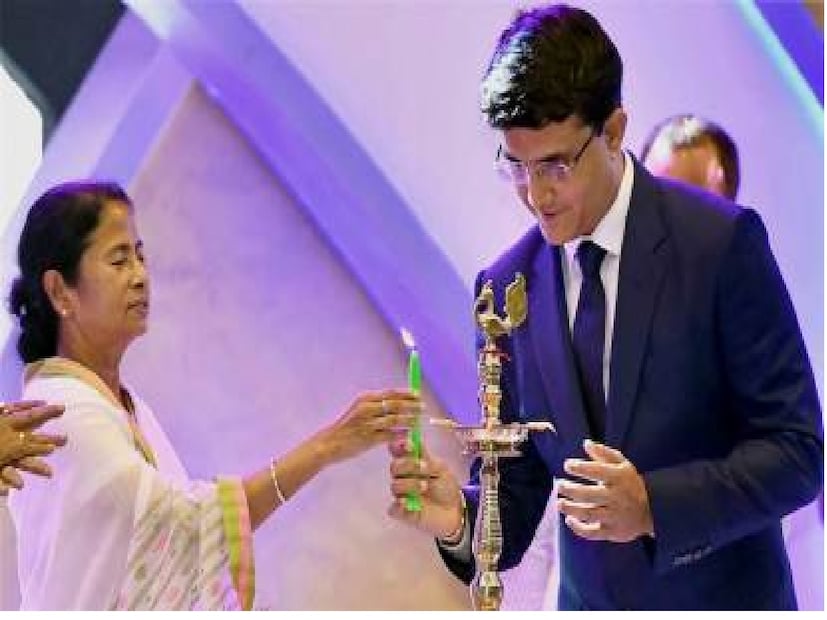 তিনি আরও বলেন, ‘‘সেটা দেখে মুখ্যমন্ত্রী মেসেজ করেন। তিনি বলেন তুমি মহিলাদের টুর্নামেন্ট করতে পার। এটা অনেকেই জানে না তখন রিচা ওয়ার্ল্ড চ্যাম্পিয়ন হয়নি। ডাবলু পি এল ওই জায়গায় পৌঁছেয়নি।’’