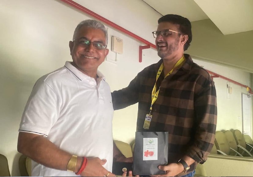 দিলীপ ঘোষ বললেন, সৌরভ গঙ্গোপাধ্যায়, অনিল কুম্বলে, রবি শাস্ত্রীর মতো স্বনামধন্য ক্রিকেটারদের সঙ্গে খেলা দেখার সুযোগ হল। দুর্দান্ত অভিজ্ঞতা হল ইডেনে।