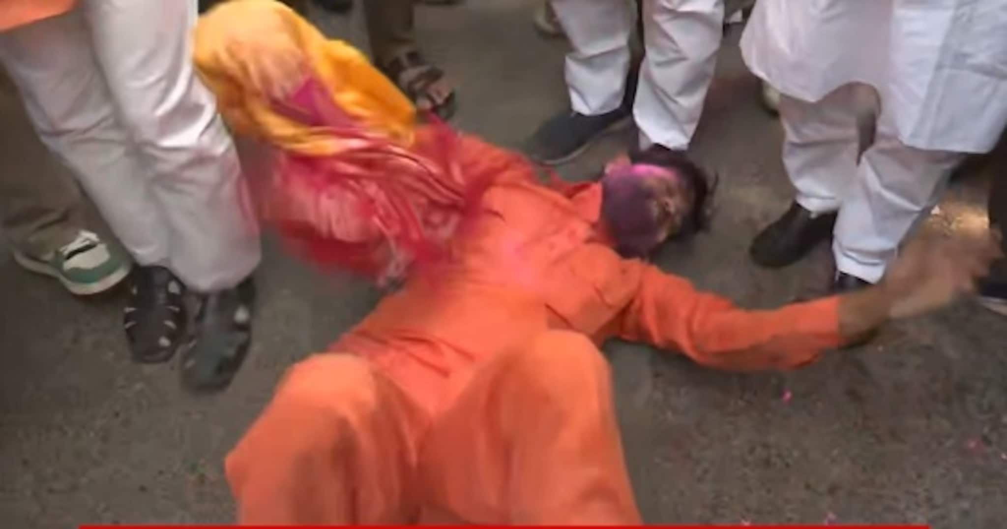 Bihar Election Result Video: বিহারে রাস্তায় শুয়ে নাচ নীতীশ সমর্থকদের, দেখুন ভিডিও