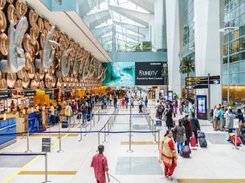 দিল্লি–মুম্বইয়ের (Delhi-Mumbai) রিটার্ন টিকিট এখন প্রায় ৬০ হাজার টাকা। সাধারণত শেষ মুহূর্তে বুক করলে যেটি ২০ হাজারের আশপাশে পাওয়া যায়। ওয়ানওয়ের জন্য লাগছে প্রায় ৩৫ হাজার। অন্যদিকে, বেশ কয়েকটি বিদেশি শহরে ফ্লাইটের খরচ এই মুহূর্তে দেশের ব্যস্ত ডোমেস্টিক রুটের তুলনায় বেশ কম।