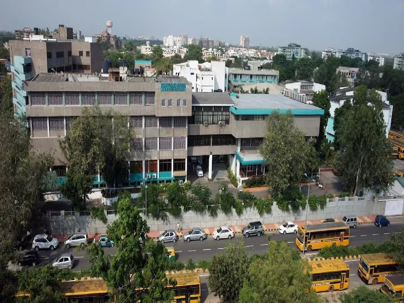 সেই তালিকায় শীর্ষে রয়েছে ডিপিএস আর.কে. পুরম। এই স্কুলের প্রায় ১৫ জনেরও বেশি প্রাক্তনী তাঁদের নিজ নিজ ক্ষেত্রে অন্যতম বিশেষজ্ঞ হিসেবে পরিচিত—বিনোদন, ফাইন্যান্স, প্রশাসন বা ক্রীড়া—সব ক্ষেত্রেই।